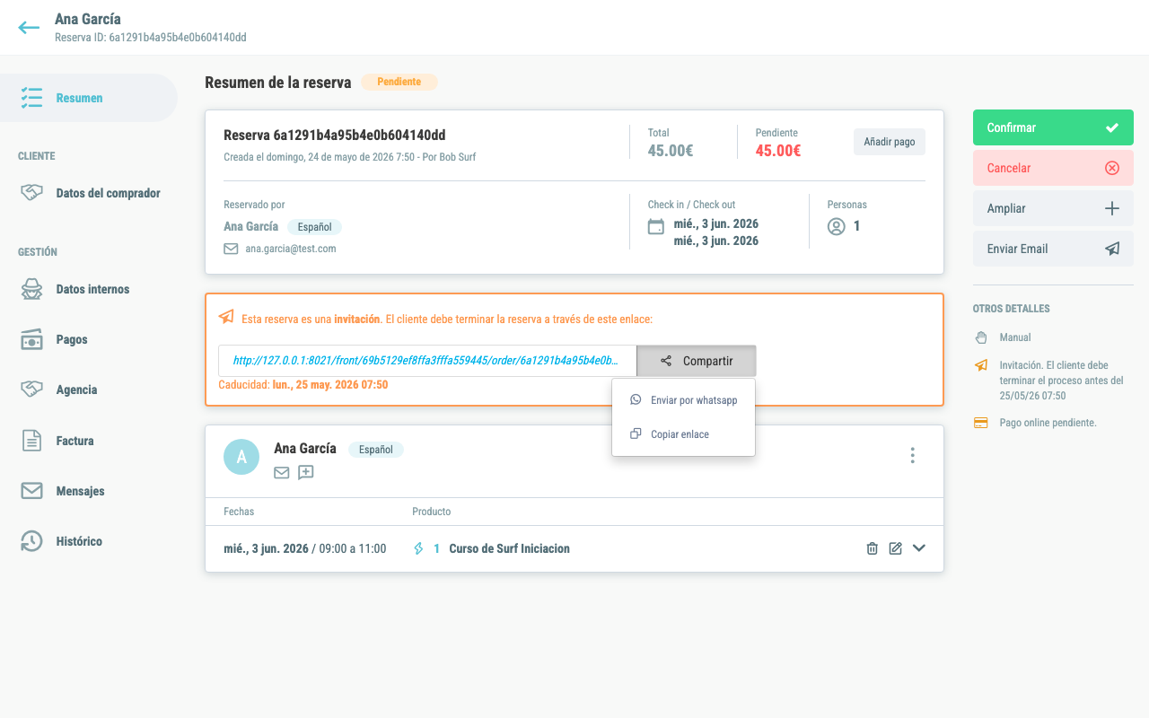 Ficha de la reserva con la alerta naranja de invitación, el enlace y el menú Compartir con WhatsApp y Copiar enlace