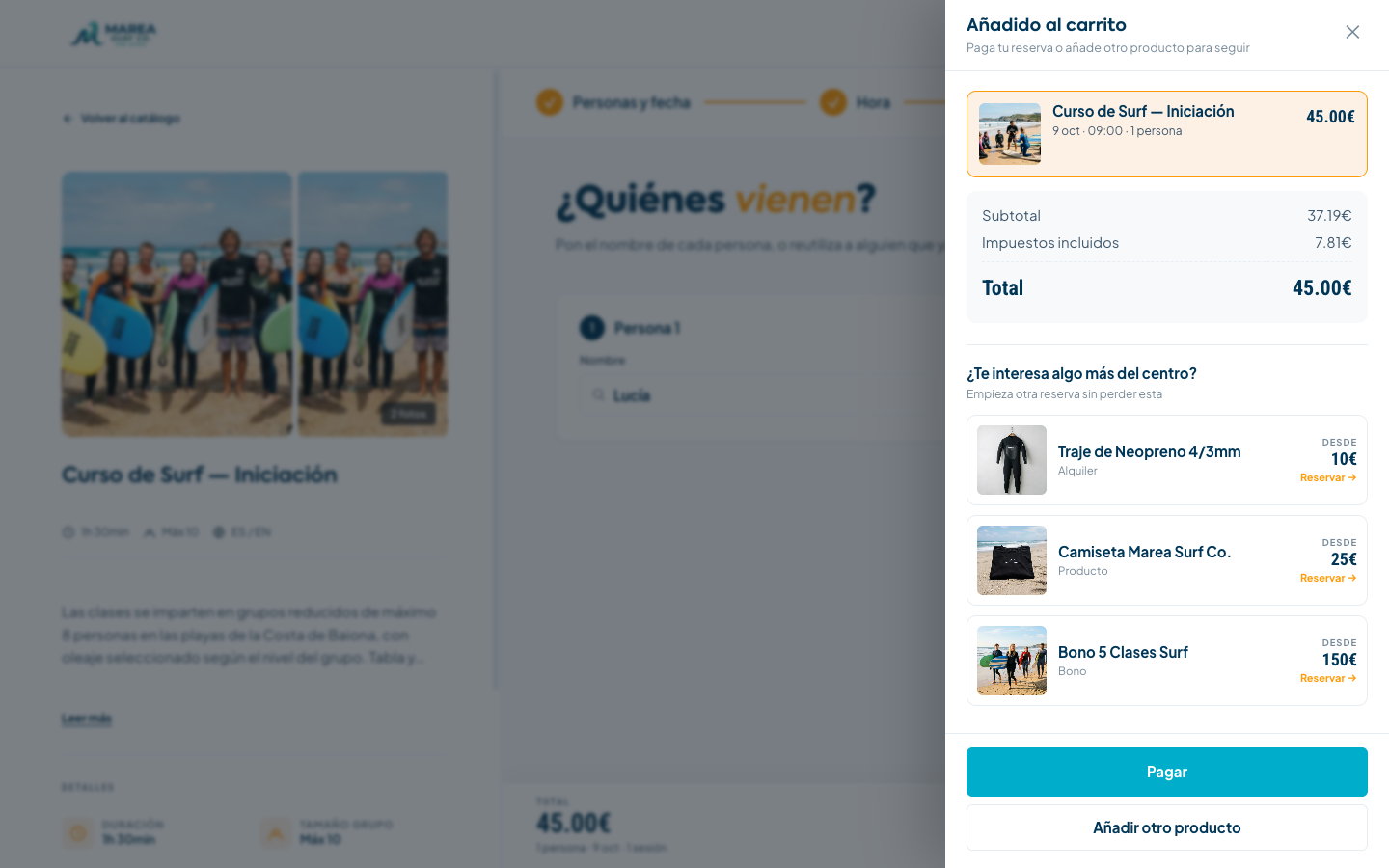 Panel del carrito con el curso de surf añadido y tres tarjetas sugeridas: neopreno de alquiler, camiseta y bono